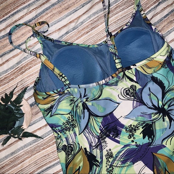 2 full coverage Swim Tops - Picture 5 of 6